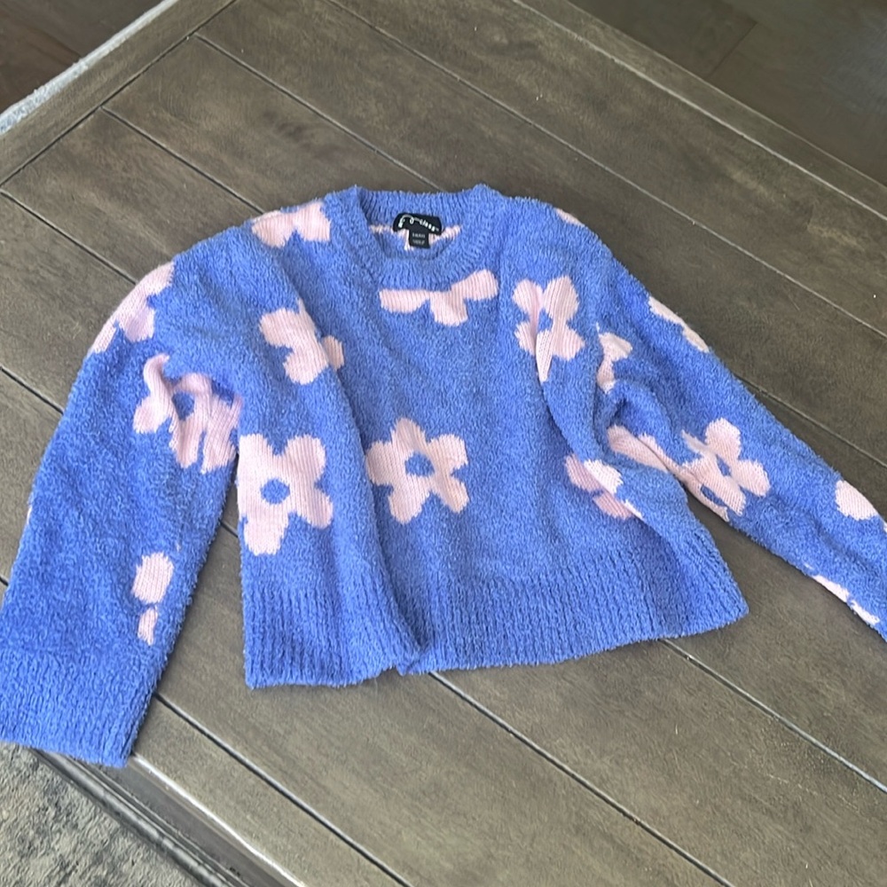 Art class fuzzy daisy cropped sweater